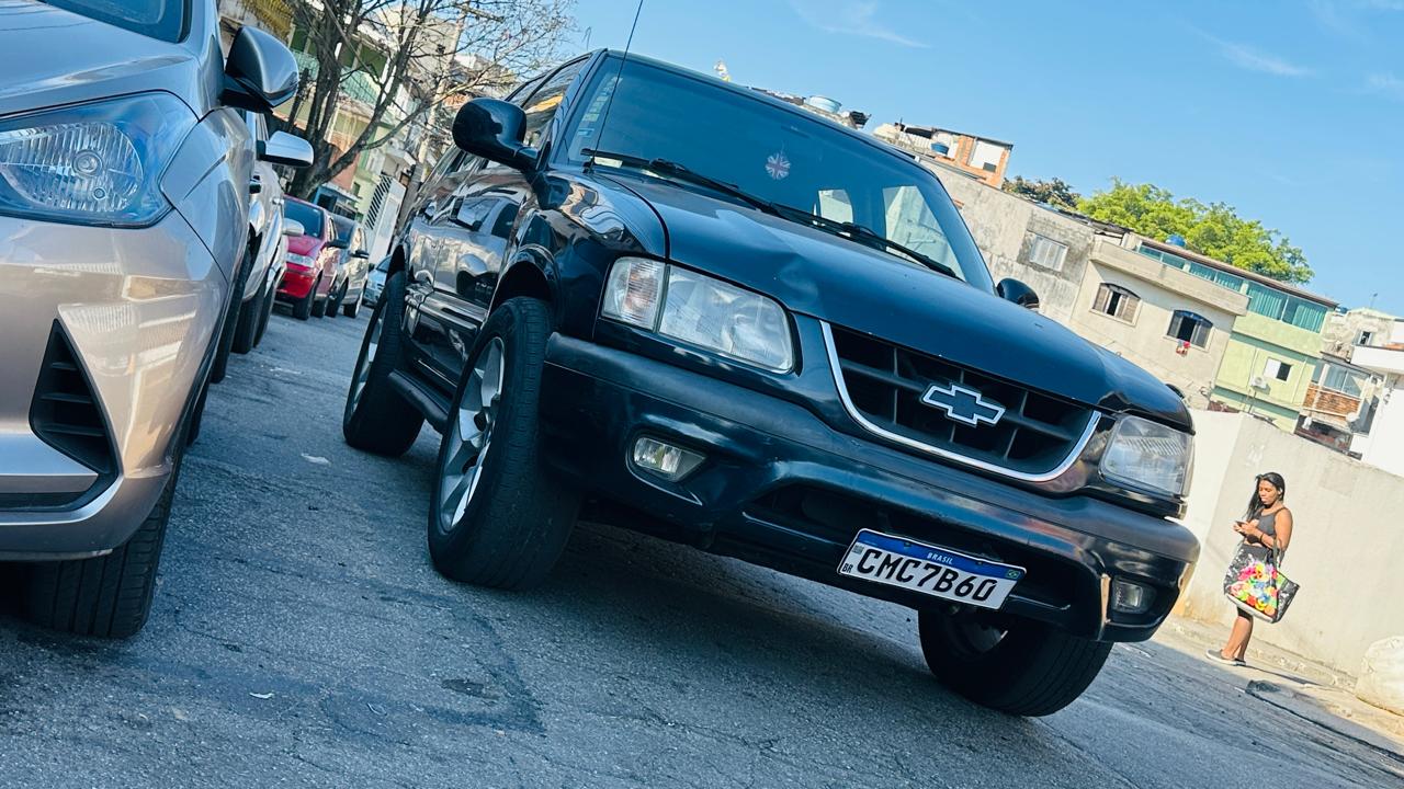 blazer na rua, sendo exibida 
                a lateral do carro com brilho intenso